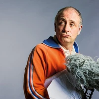 Alfons in Trainingsjacke mit Puschelmikro