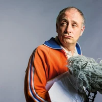 Alfons in Trainingsjacke mit Puschelmikro