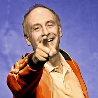 Alfons mit nach vorn gestrecktem Zeigefinger