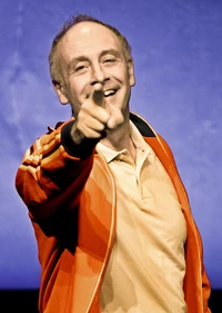 Alfons mit nach vorn gestrecktem Zeigefinger